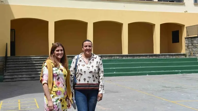 La delegada municipal en funciones y la directora del centro, durante la visita