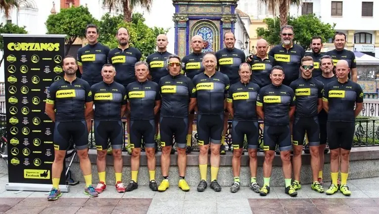 Foto de familia del club Corzanos