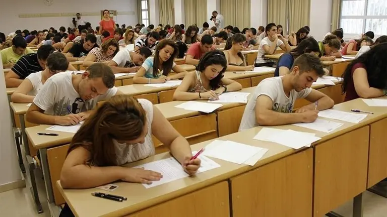 Alumnos en una prueba de acceso