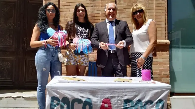 Landaluce junto a Marta Gonzalez y otros voluntarios