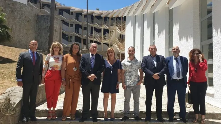 representantes de Junta y Ayuntamiendo de Algeciras en la Escuela de Arte