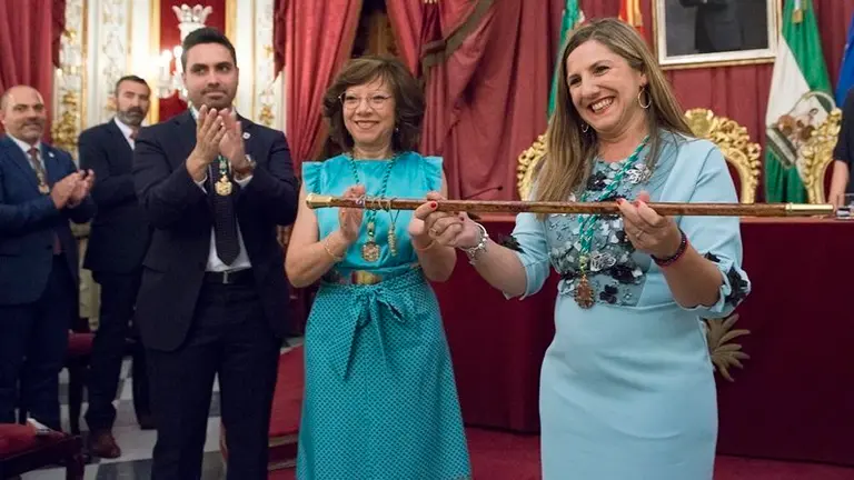 Irene Garc&iacute;a con el bast&oacute;n de mando de la provincia