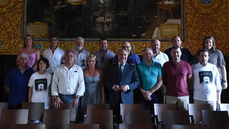 Los asistentes a la reuni&oacute;n por el tren