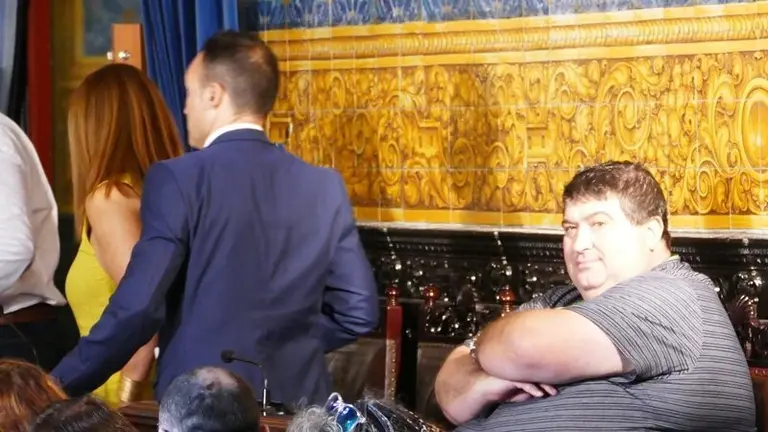 Dominguez abandona su asiento mientras Gallardo mira a otro lado