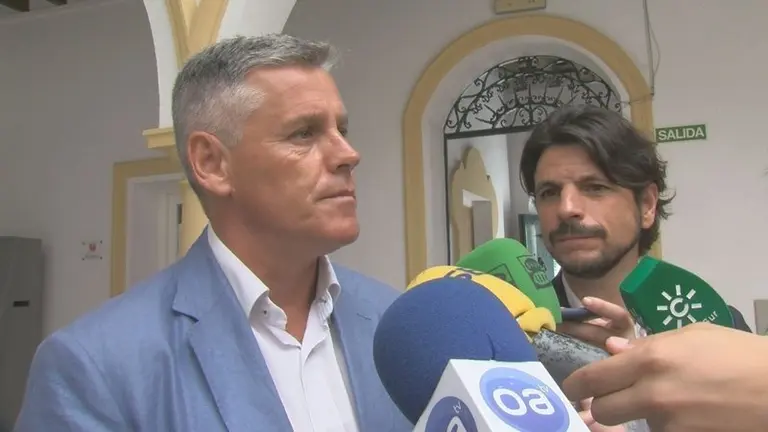 Javier Cano atiende a los medios en presencia de Sergio Pelayo