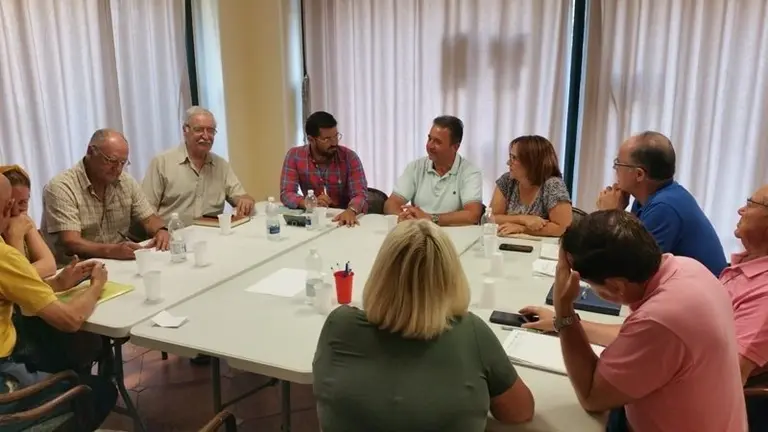 Juli&aacute; con la directiva de Fapacsa