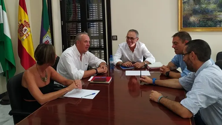 Un instante de la reuni&oacute;n entre PSOE y La L&iacute;nea 100x100