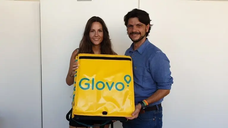 Pelayo junto a una de las responsables de Glovo en Algeciras