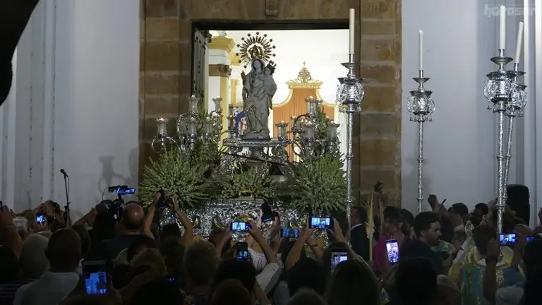 La imagen de La Palma saliendo de su Templo