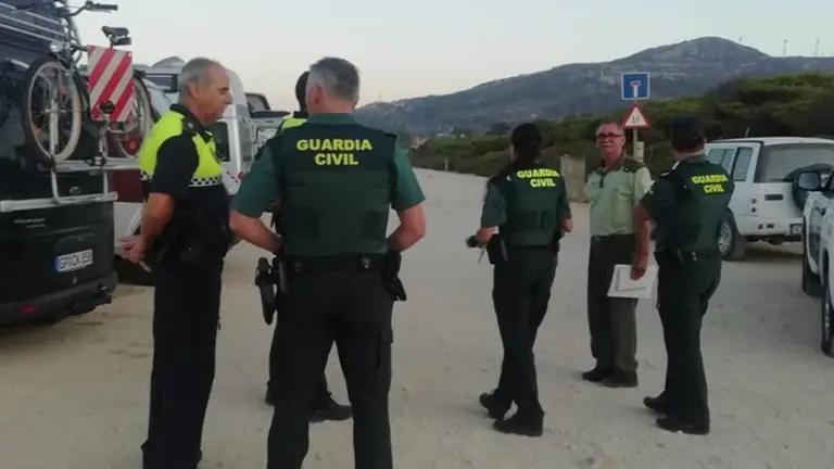 Un momento de la actuaci&oacute;n conjunta en la zona de Los Carriles