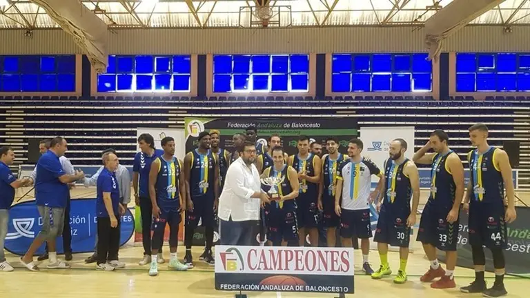 Los campeones con el trofeo