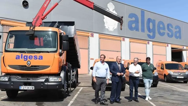Los responsables municipales junto a los nuevos coches de ALGESA