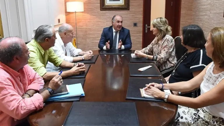 Un momento del encuentro en alcald&iacute;a