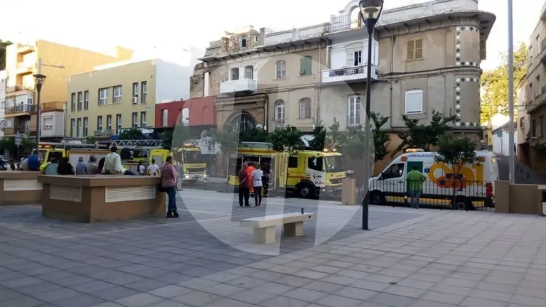 Bomberos y asistencias en el Secano frente al edificio afectado