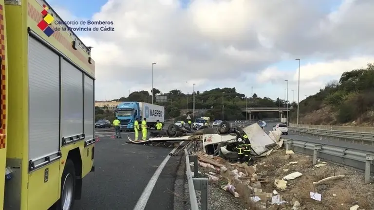 Accidente de tr&aacute;fico en la A7, vuelco de un cami&oacute;n