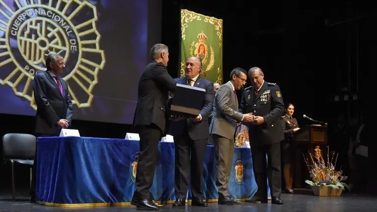 Entrega del reconocimiento de la Polic&iacute;a Nacional