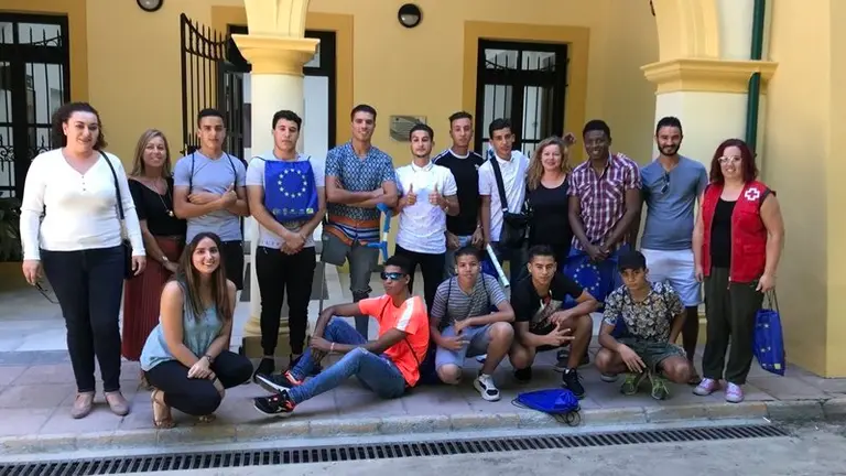 Los integrantes el curso a las puertas de Mancomunidad