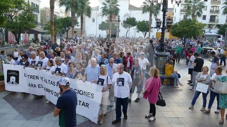 1Cientos de personas en la Plaza Alta exigiendo una l&iacute;nea f&eacute;rrea del siglo XXI