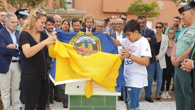 La mujer y el hijo de Ferm&iacute;n Cabezas descubren la placa en el parque que lleva su nombre