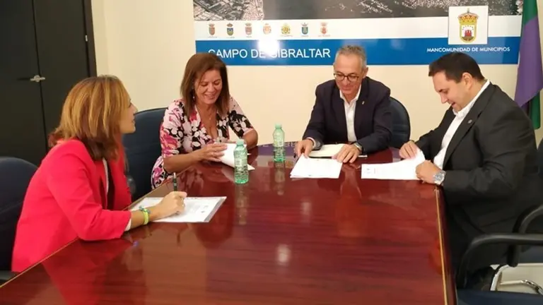La directiva de Apymeal junto a Juan Lozano