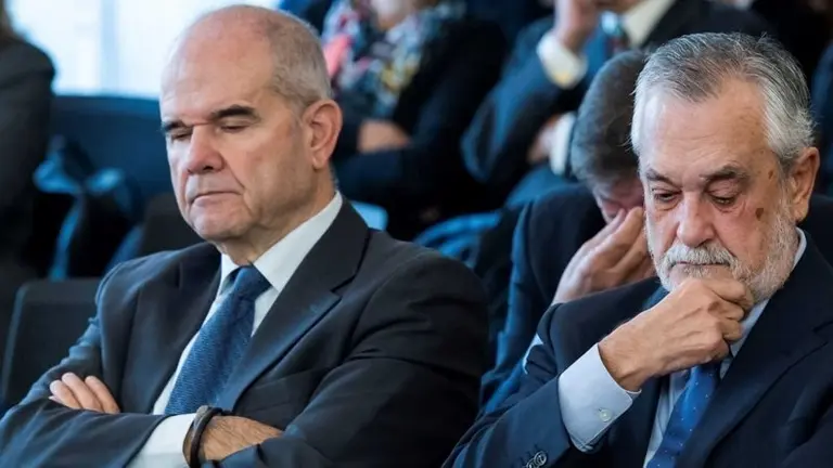 Chaves y Gri&ntilde;an mientras son informados de la sentencia