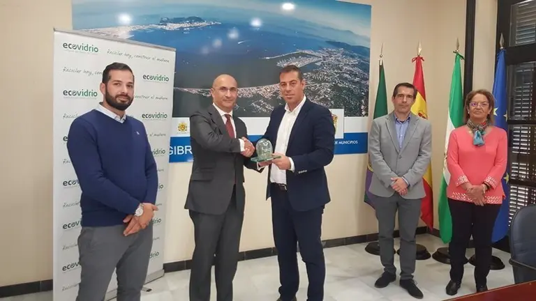 &Aacute;ngel Mart&iacute;nez recibe el galard&oacute;n