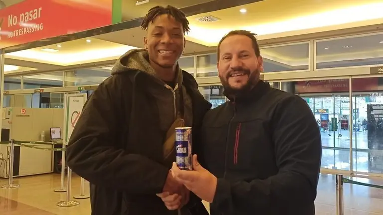 El jugador recibido por el presidente de UDEA tras su llegada