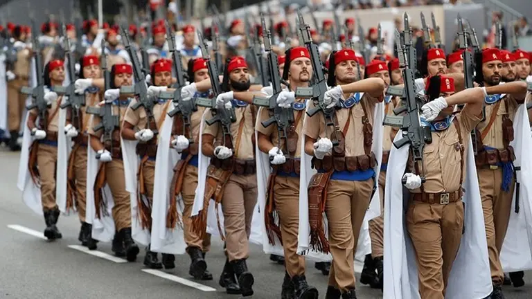 GRAF5130. MADRID, 12/10/2018.- Un momento del tradicional desfile del 12 de octubre, uno de los actos conmemorativos del D&iacute;a de la Fiesta Nacional en la madrile&ntilde;a plaza de Lima, en el que han participado este a&ntilde;o cerca de 4.000 soldados de los tres Ej&eacute;rcitos y la Guardia Civil, as&iacute; como 152 veh&iacute;culos. La demostraci&oacute;n a&eacute;rea ha sido suspendida por las condiciones meteorol&oacute;gicas de hoy en Madrid. EFE/ J.J. Guill&eacute;n