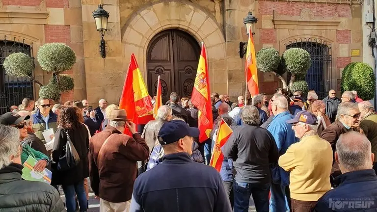 Concentracion a las puertas del Ayuntamiento