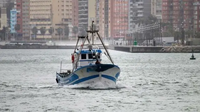 Un pesquero sale de la Bah&iacute;a de Algeciras