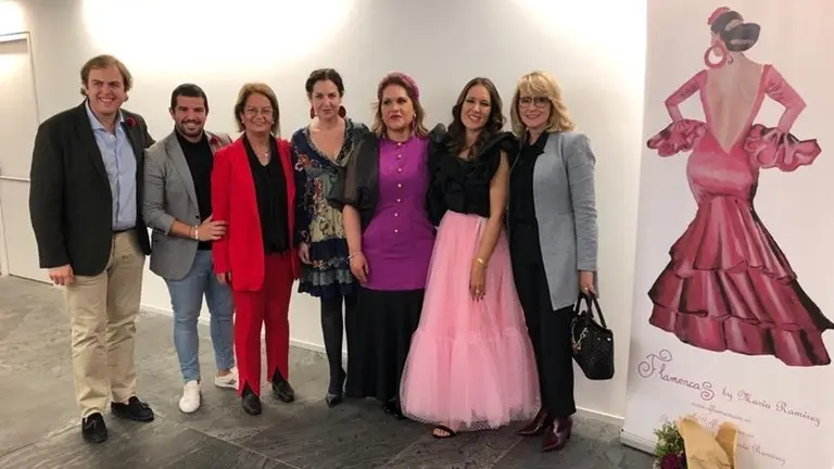 Maria Ramirez junto a miembros del equipo de gobierno en el SIMOF