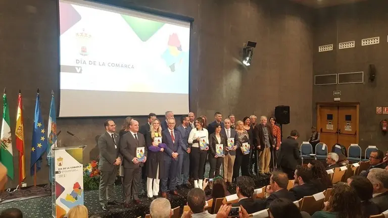 Los galardonados junto a las autoridades comarcales