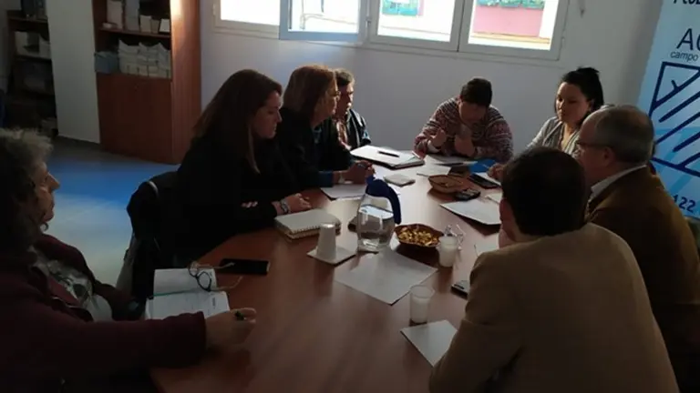 Reunion de los grupos municipales junto a la Plataforma