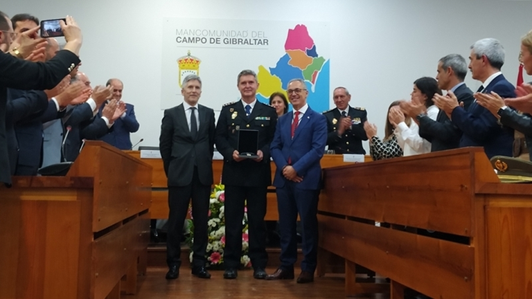 Entrega del reconocimiento a la Polic&iacute;a Nacional