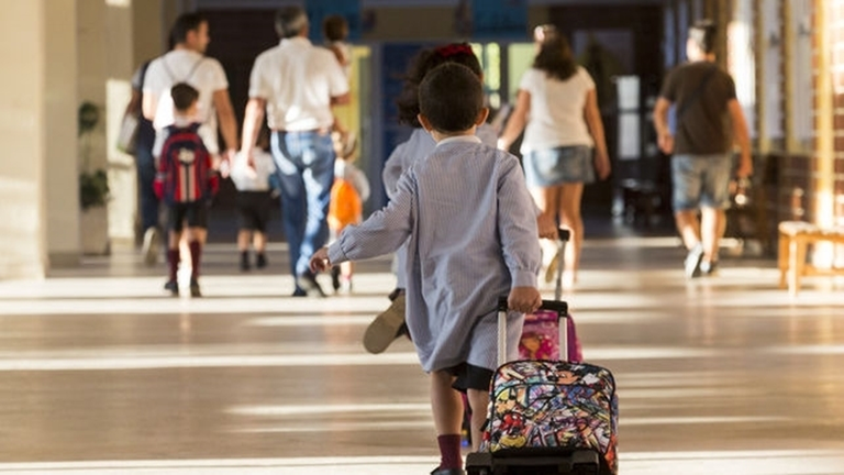 Escolares saliendo del colegio