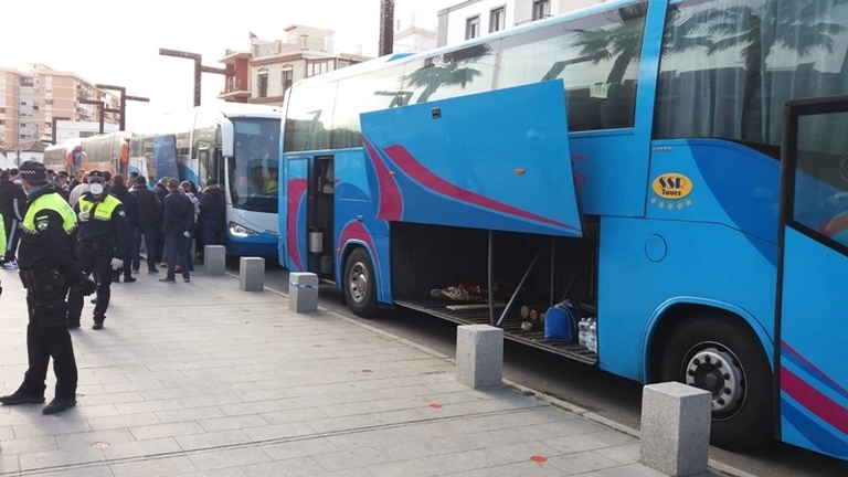 Autobuses de marroqu&iacute;es que vuelven a sus destinos