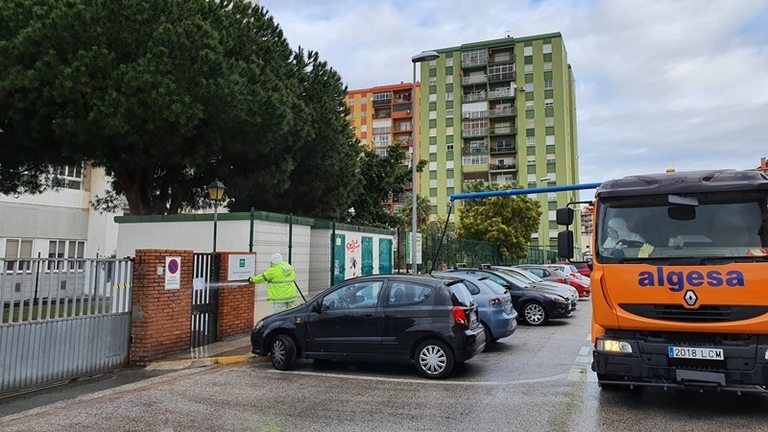 Limpieza de los accesos a la residencia de mayores