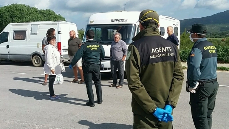 La Guardia Civil y Agentes de Medio Ambiente ordenando el desalojo de la zona