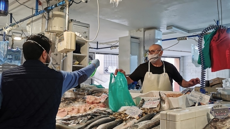 Reparto de mascarillas en el mercado
