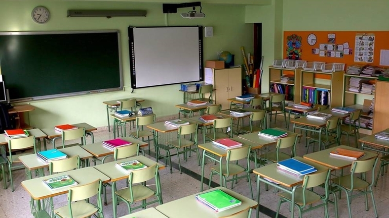 Un aula si alumnos