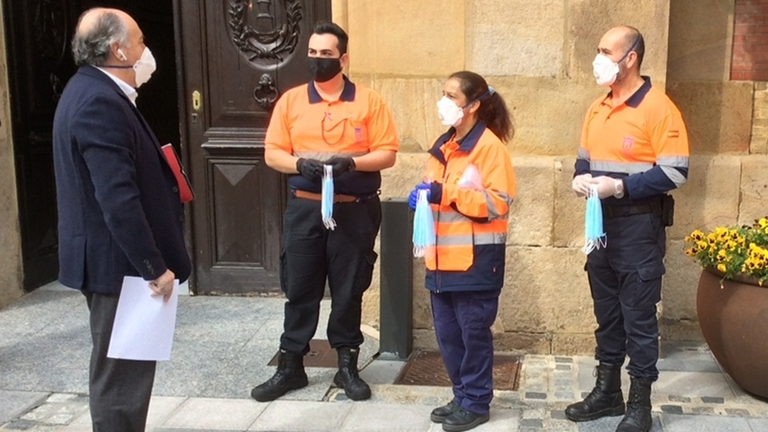 Landaluce junto a voluntarios de Proteccion Civil