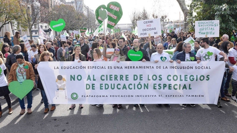 Manifestacion en Valladolid contra el cierre de colegios
