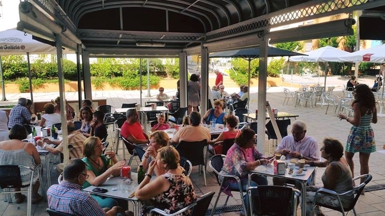 La terraza de Santos Caf&eacute; en Algeciras
