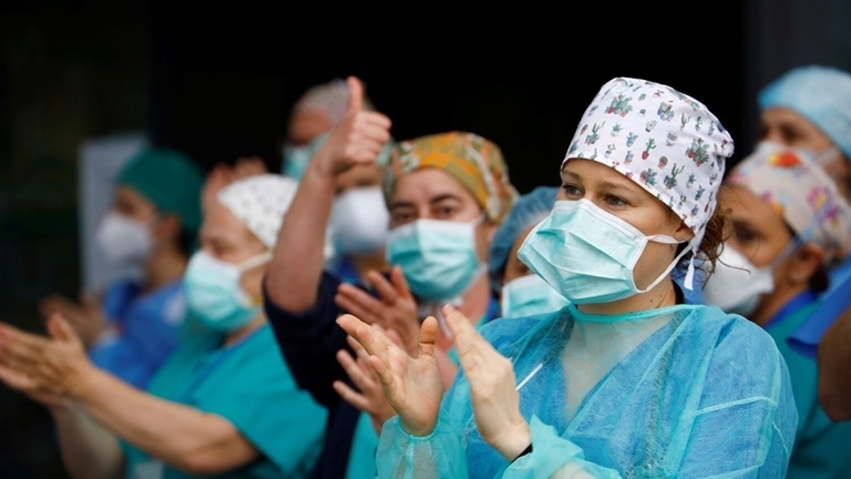 Aplausos de los sanitarios. Foto EFE - SALAS