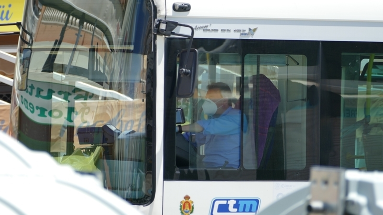 Un conductor del servicio de bus urbano