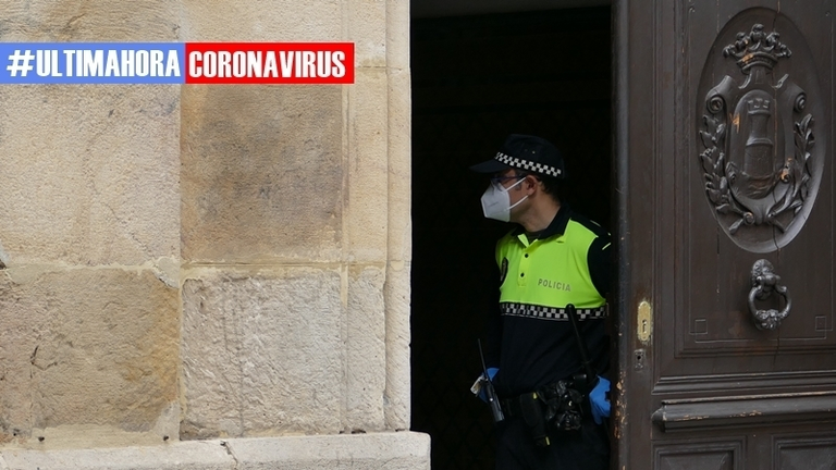 Un Polic&iacute;a Local en la puerta del Ayuntamiento de Algeciras