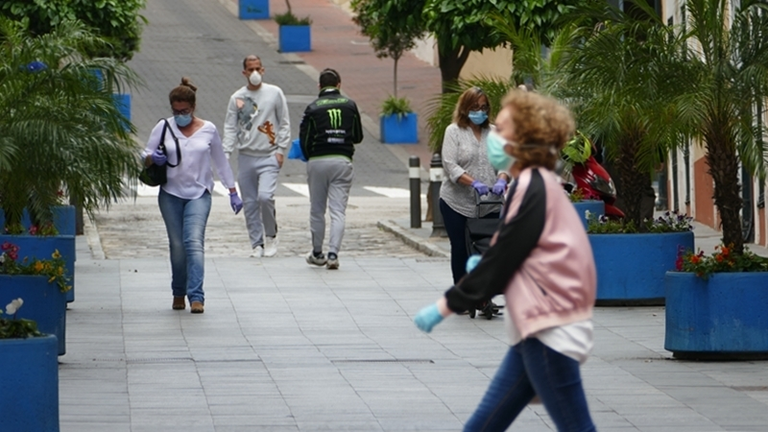 Ciudadanos por una calle de Algeciras
