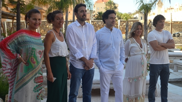 El equipo de MasterChef junto al alcalde y concejales de Tarifa
