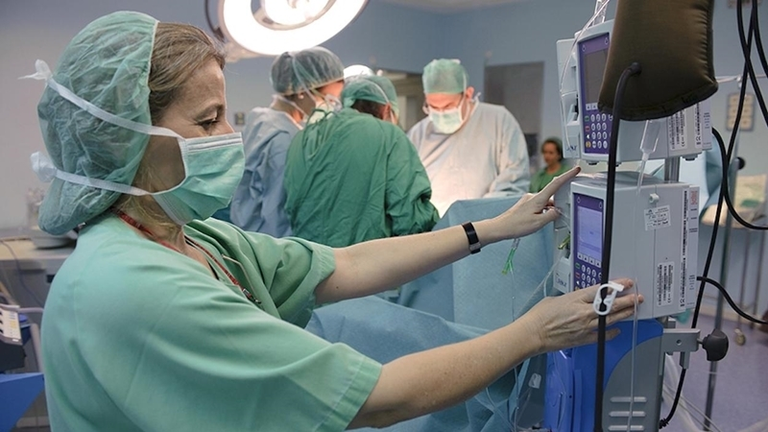 Equipo m&eacute;dico en un quir&oacute;fano