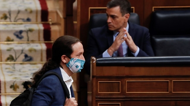 Iglesias cruza ante un indiferente Sanchez